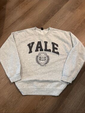 Vintage Gildan Gray Yale Crewneck Sweatshirt with Black Lettering